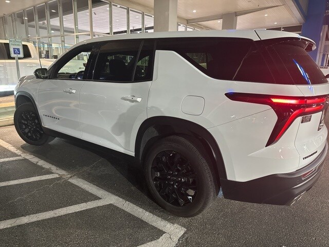 2024 Chevrolet Traverse LS photo 3