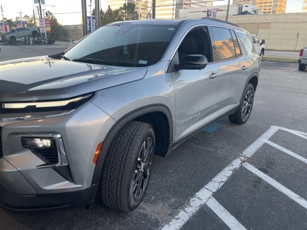 Used 2025 Chevrolet Traverse LT SUV