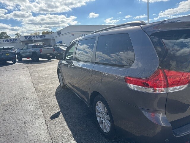2014 Toyota Sienna L photo 3