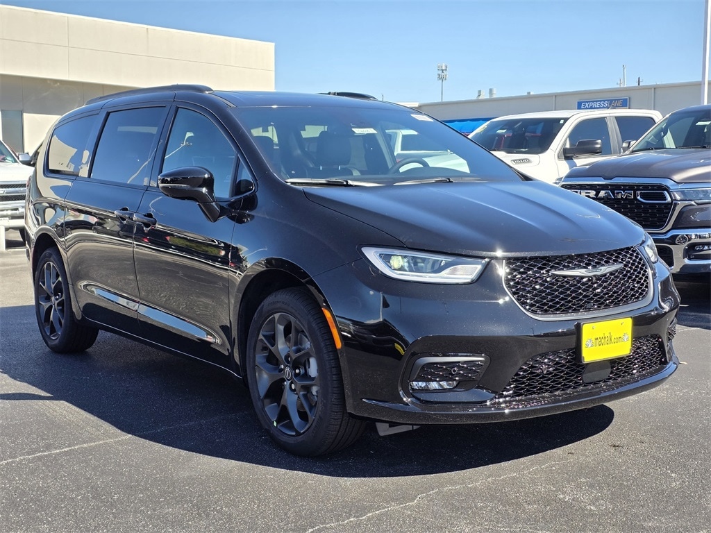 New 2026 Chrysler Pacifica LIMITED AWD Passenger Van