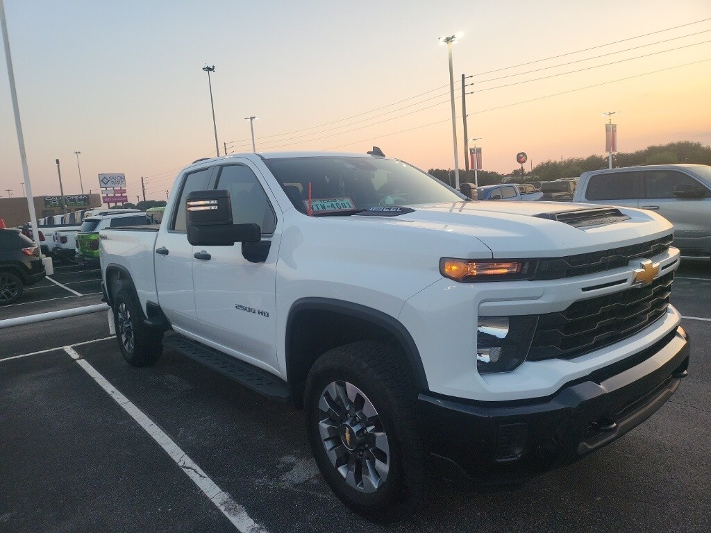 2024 Chevrolet Silverado 2500HD Custom photo 2