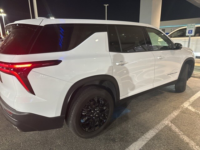 2024 Chevrolet Traverse LS photo 2