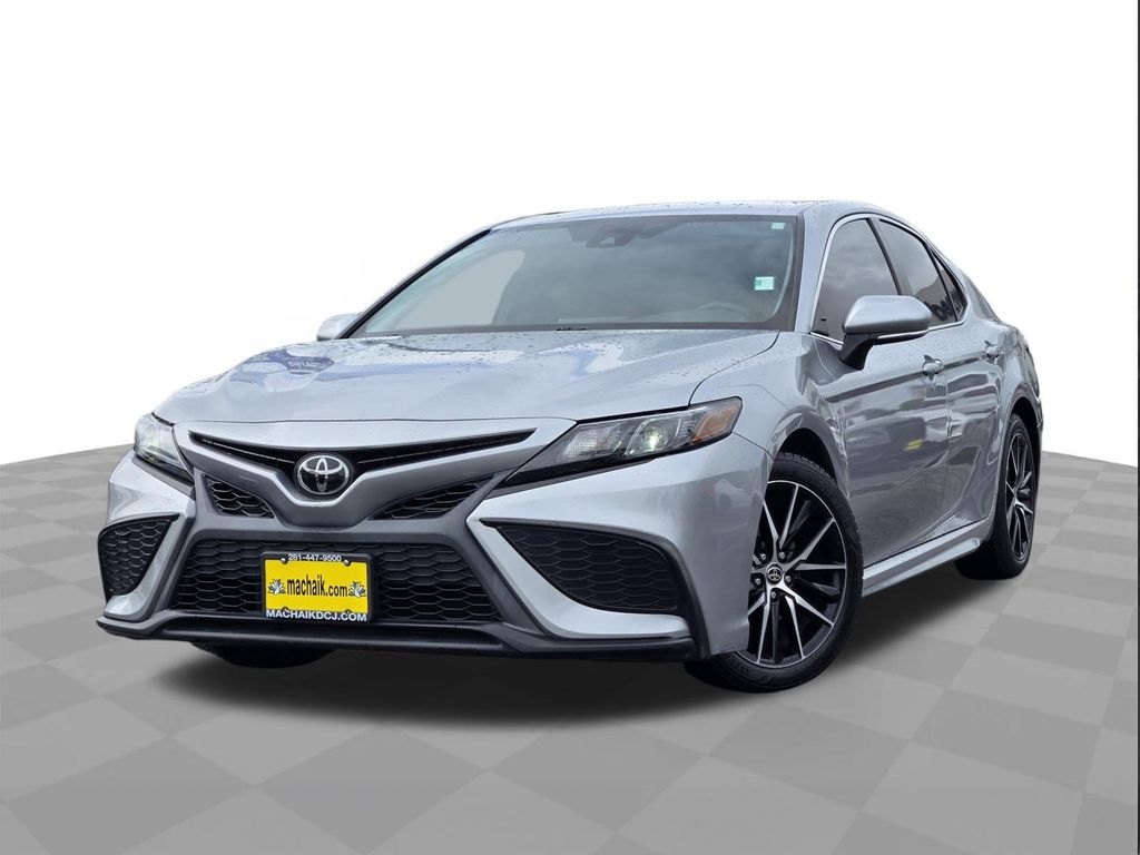 2022 Toyota Camry SE's photo