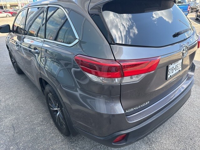 2019 Toyota Highlander LE photo 2