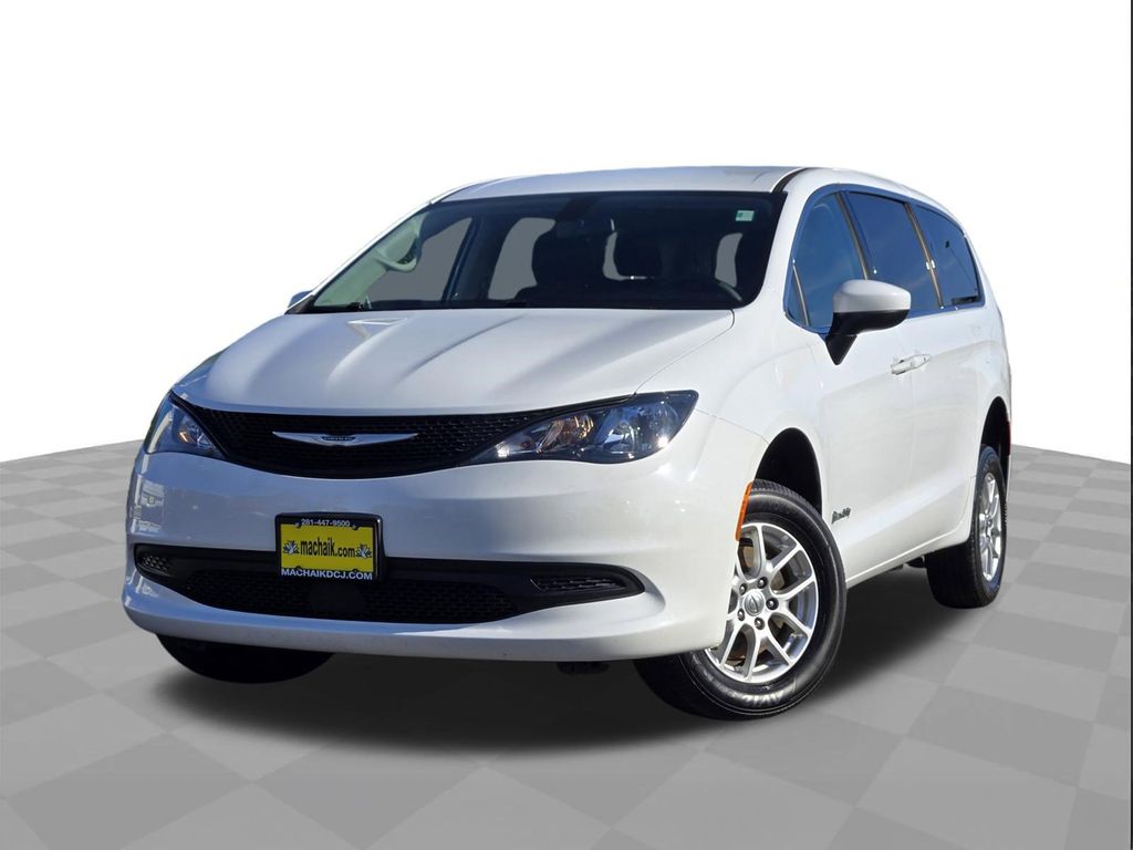 2022 Chrysler Voyager LX's photo