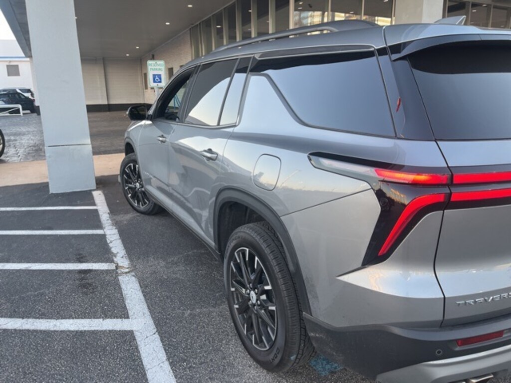 Used 2025 Chevrolet Traverse LT SUV