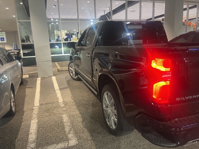 2023 Chevrolet Silverado 1500 High Country photo 3