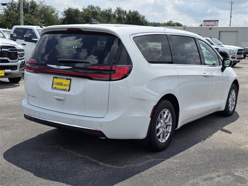 2025 Chrysler Pacifica photo 3