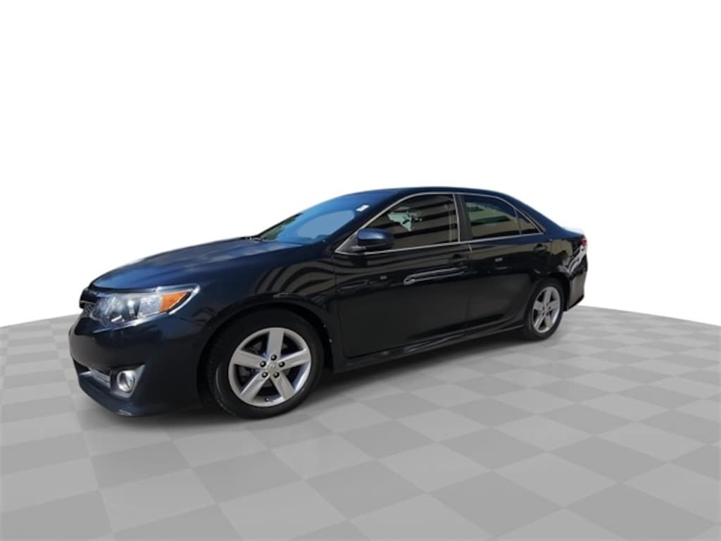 Used 2014 Toyota Camry SE Sedan