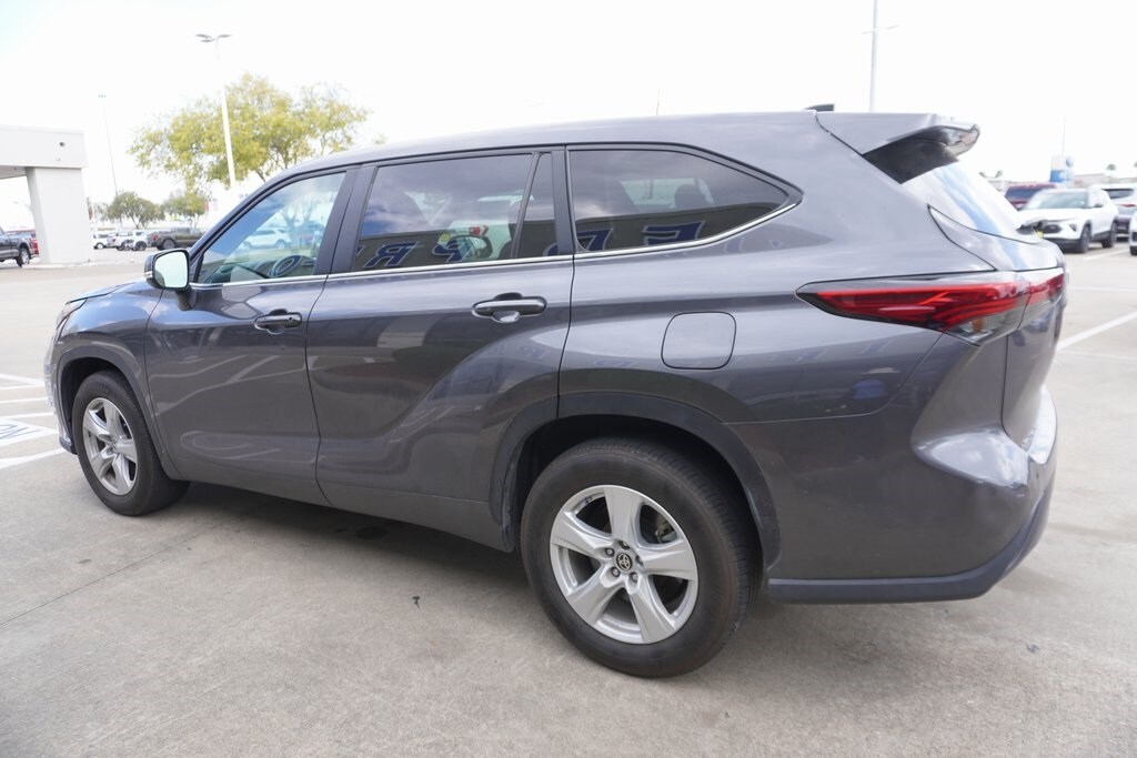 2023 Toyota Highlander LE photo 4
