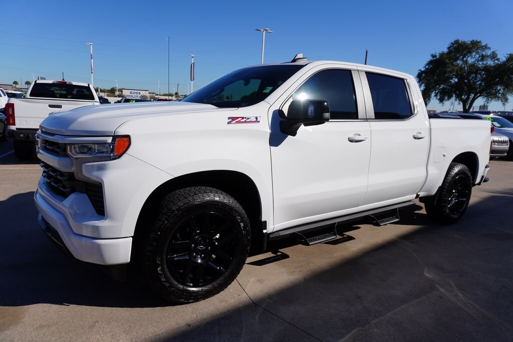 2024 Chevrolet Silverado 1500 RST photo 3