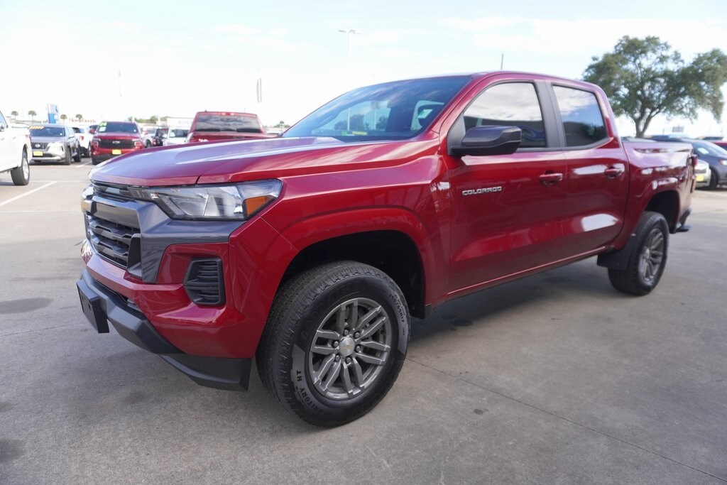 2023 Chevrolet Colorado LT photo 3