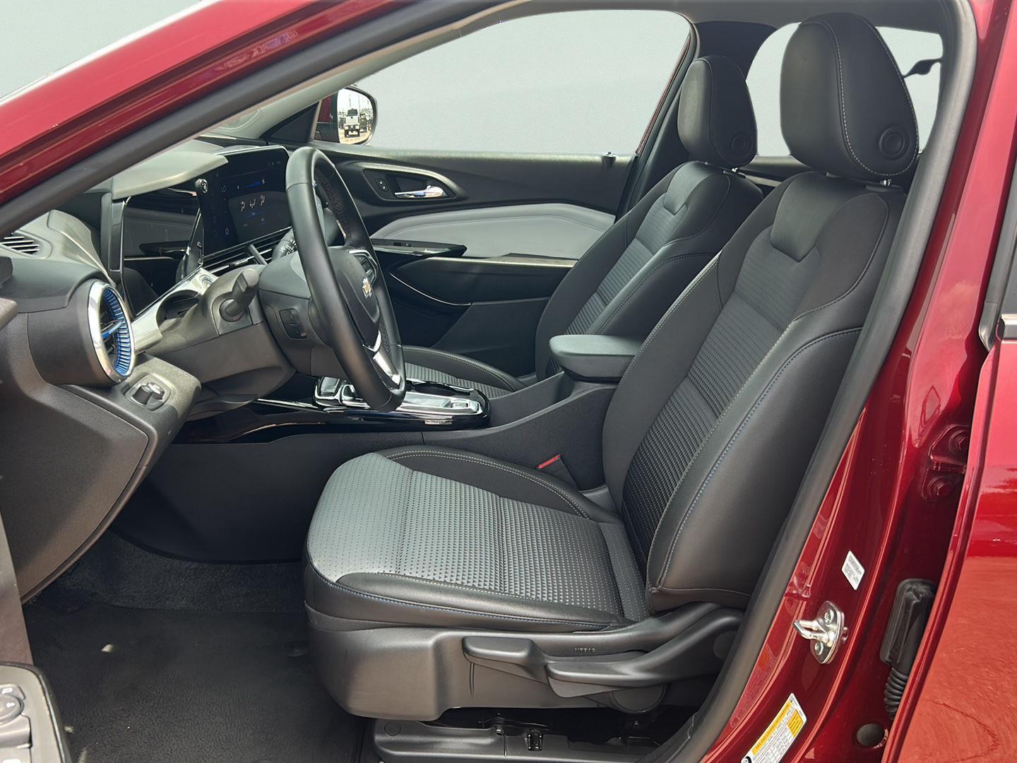 2025 Chevrolet Trax LT - Photo 8