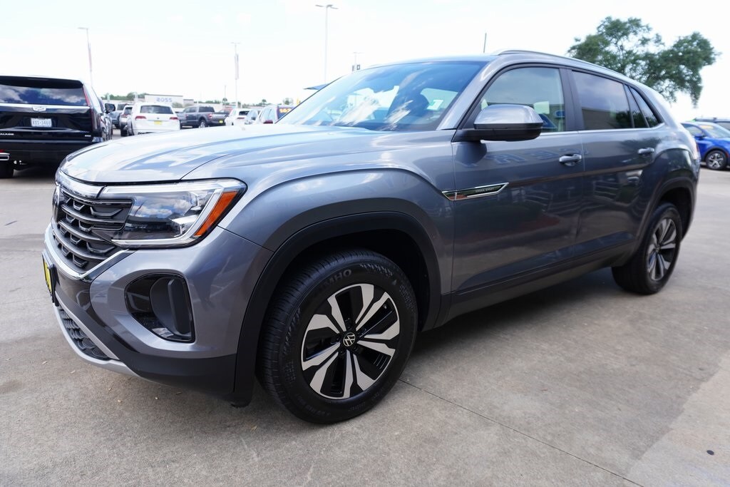 2024 Volkswagen Atlas Cross Sport SE photo 2