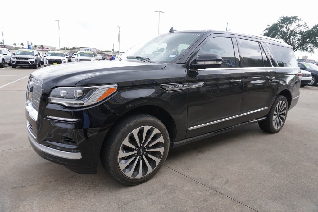 2023 Lincoln Navigator L Reserve photo 3