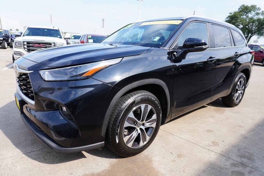 2023 Toyota Highlander XLE photo 2