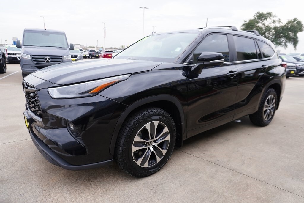 Used 2024 Toyota Highlander LE SUV