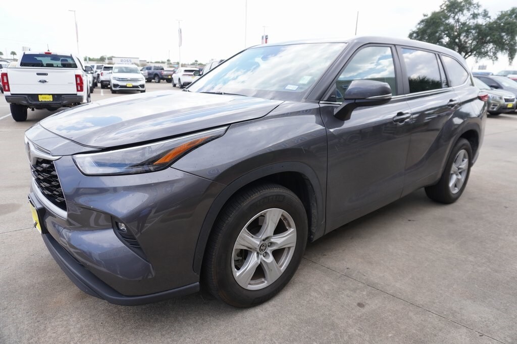 2023 Toyota Highlander LE photo 3