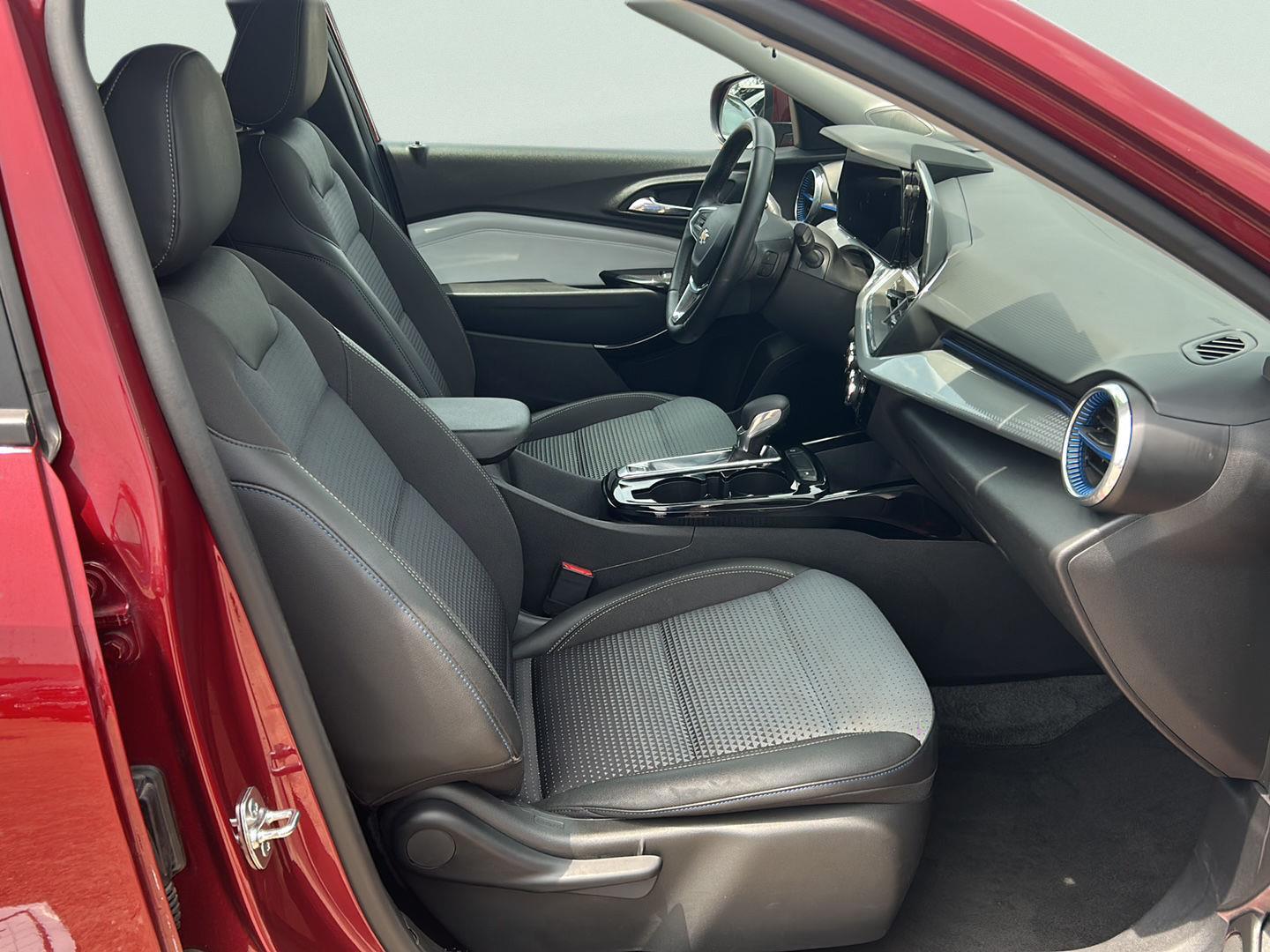 2025 Chevrolet Trax LT - Photo 23