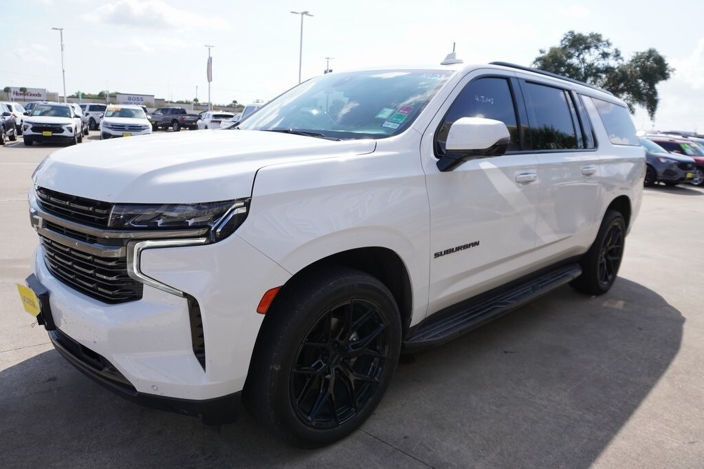 2022 Chevrolet Suburban RST photo 3