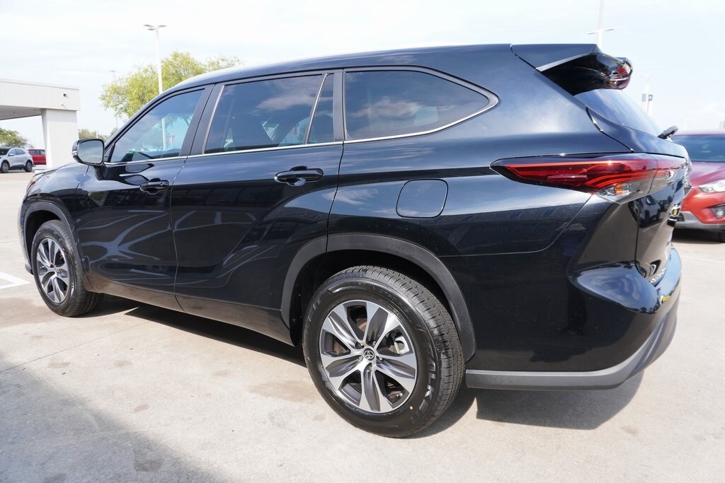 2023 Toyota Highlander XLE photo 3