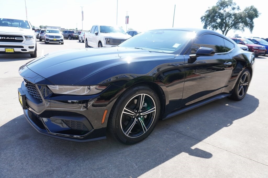 2025 Ford Mustang EcoBoost photo 3