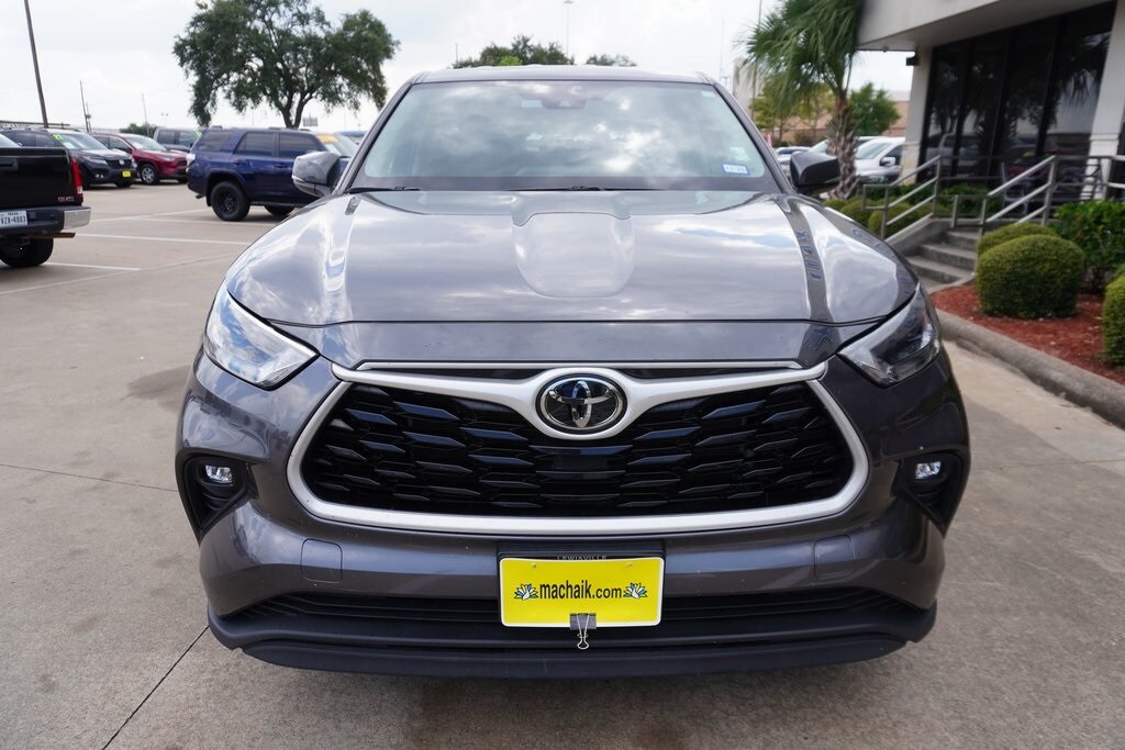 2023 Toyota Highlander LE photo 2
