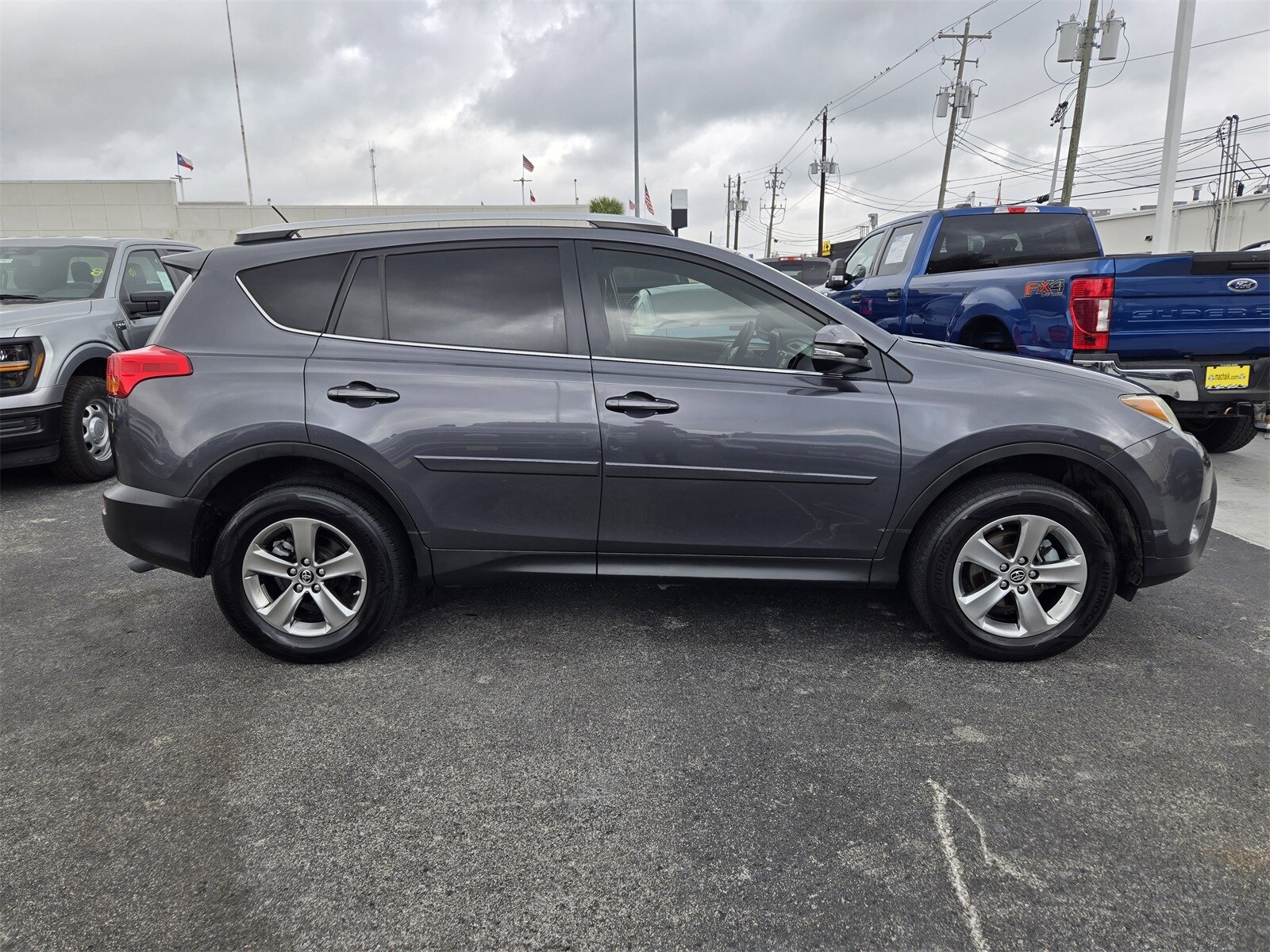 2015 Toyota RAV4 XLE photo 3