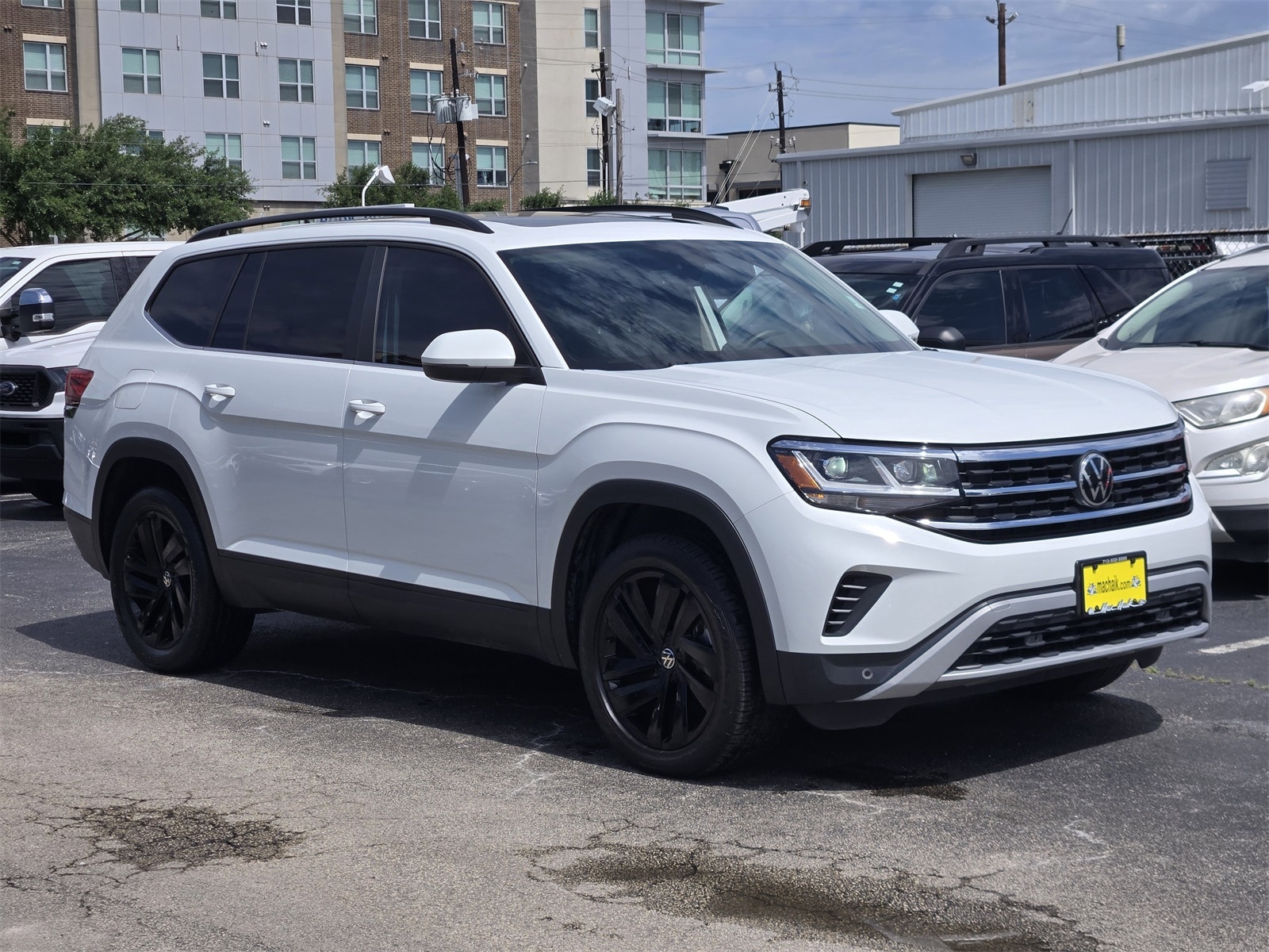 Used 2022 Volkswagen Atlas SE w/Tech with VIN 1V2JR2CA2NC524586 for sale in Houston, TX