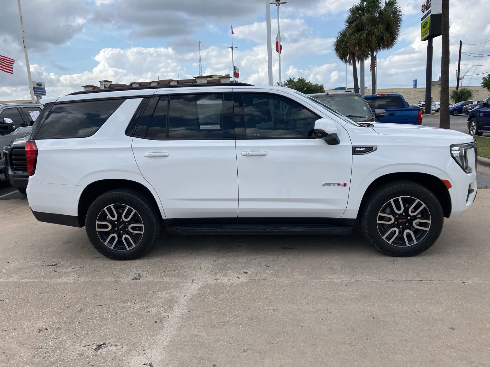 2024 GMC Yukon 4WD AT4's photo