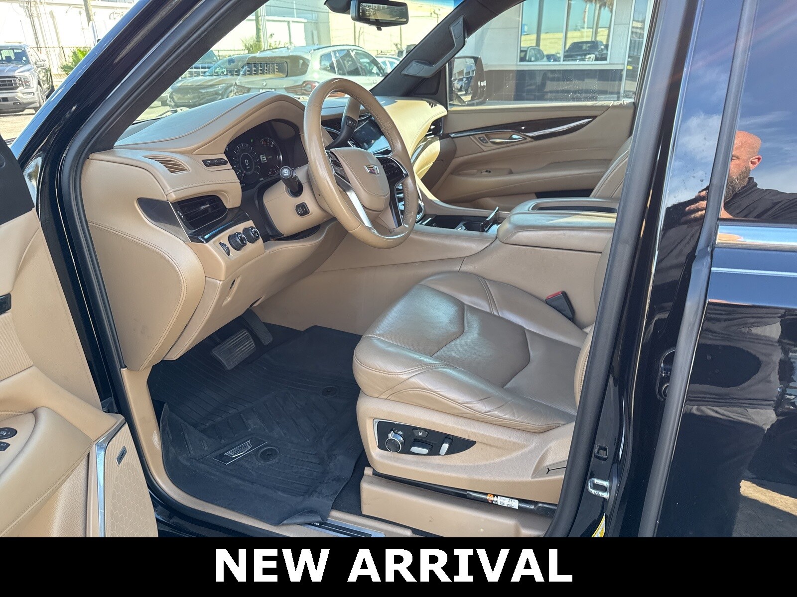 2019 Cadillac Escalade Platinum photo 2