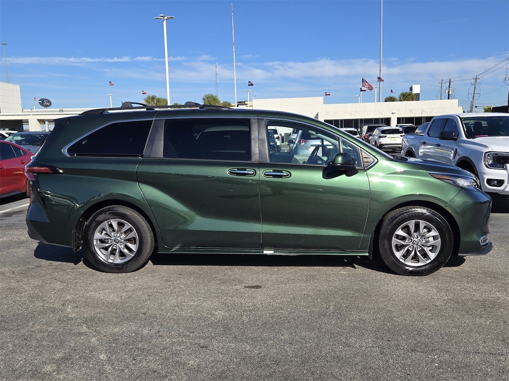 Certified 2022 Toyota Sienna XLE Minivan/Van