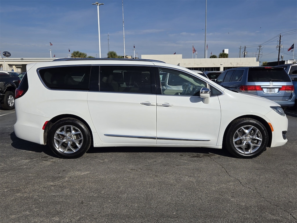 Used 2018 Chrysler Pacifica Limited Minivan/Van