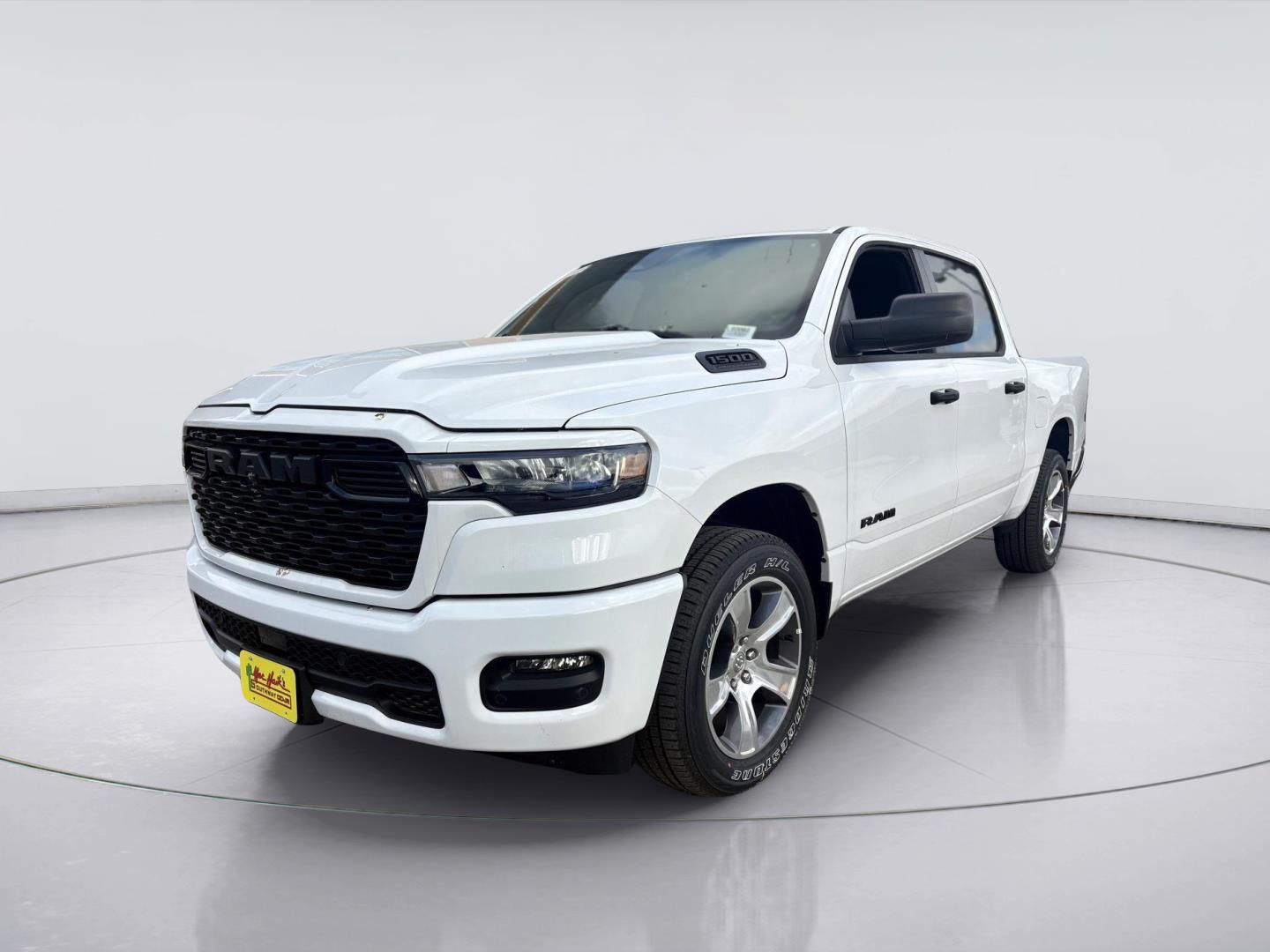 New 2026 Ram 1500 EXPRESS CREW CAB 4X2 5'7 BOX