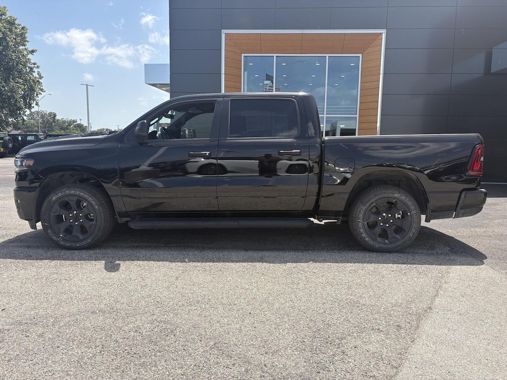 New 2026 Ram 1500 EXPRESS CREW CAB 4X4 5'7 BOX Pickup