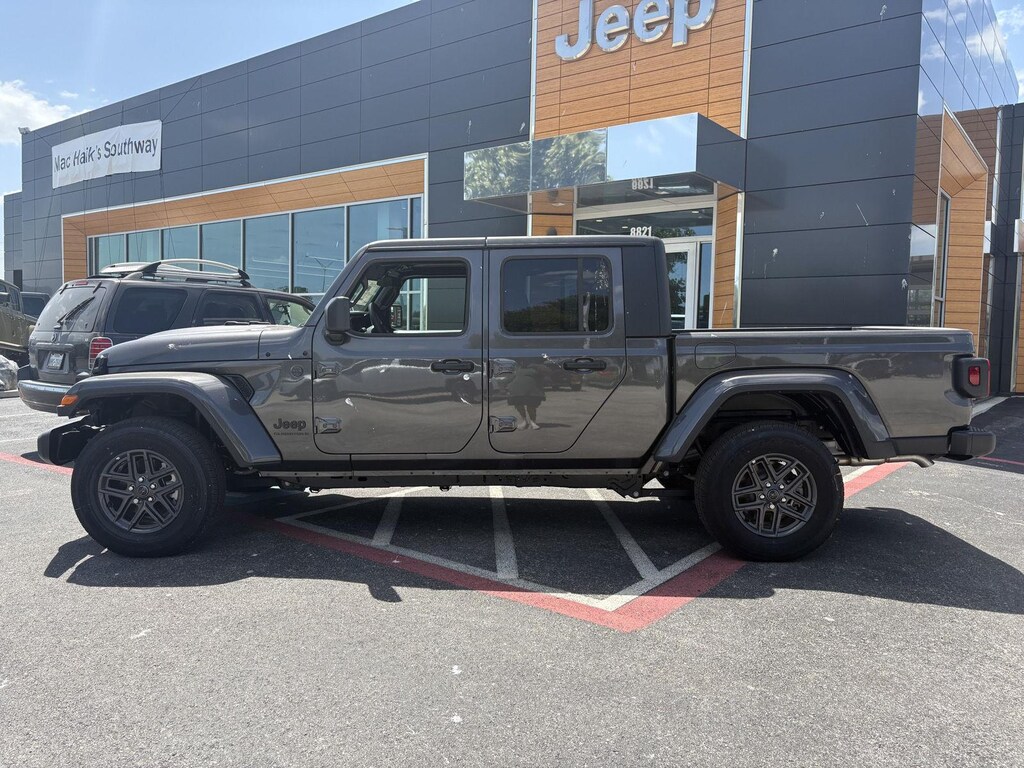 New 2025 Jeep Gladiator SPORT S 4X4 Pickup