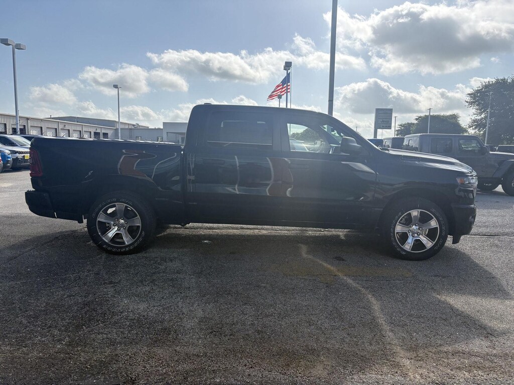 New 2026 Ram 1500 EXPRESS CREW CAB 4X2 5'7 BOX Pickup