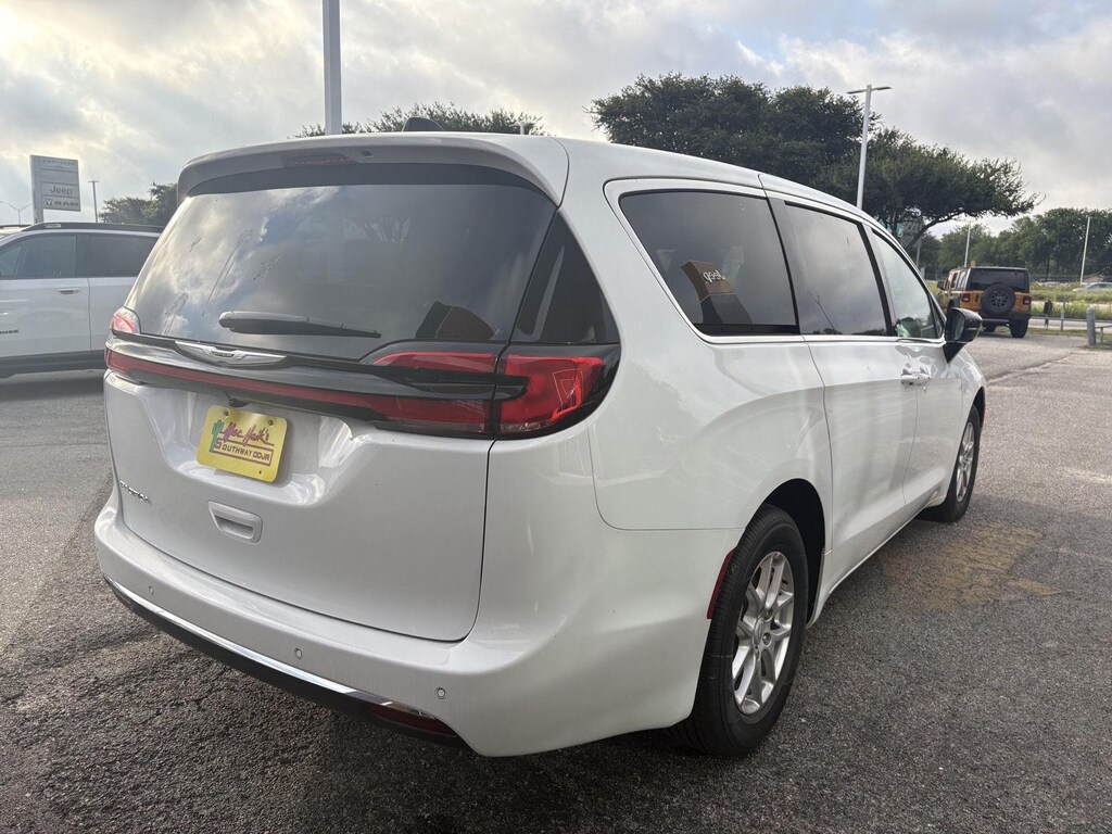 New 2026 Chrysler Pacifica SELECT Passenger Van