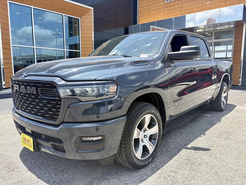 New 2026 Ram 1500 EXPRESS CREW CAB 4X2 5'7 BOX Pickup