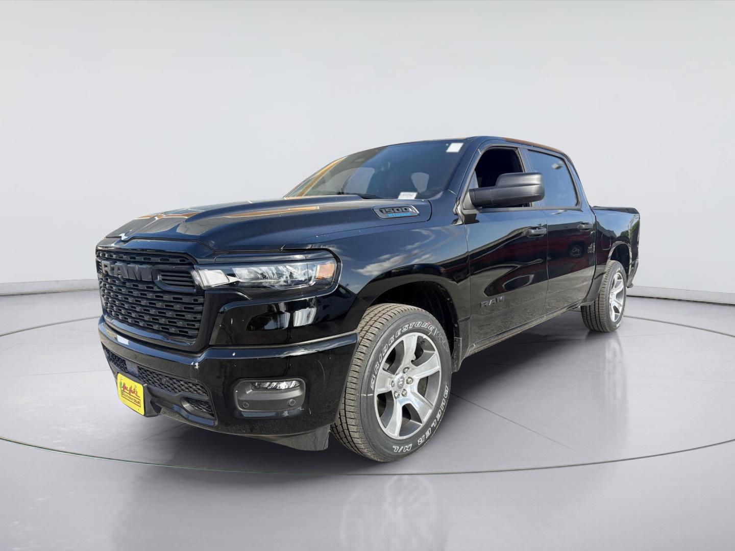 New 2026 Ram 1500 EXPRESS CREW CAB 4X2 5'7 BOX