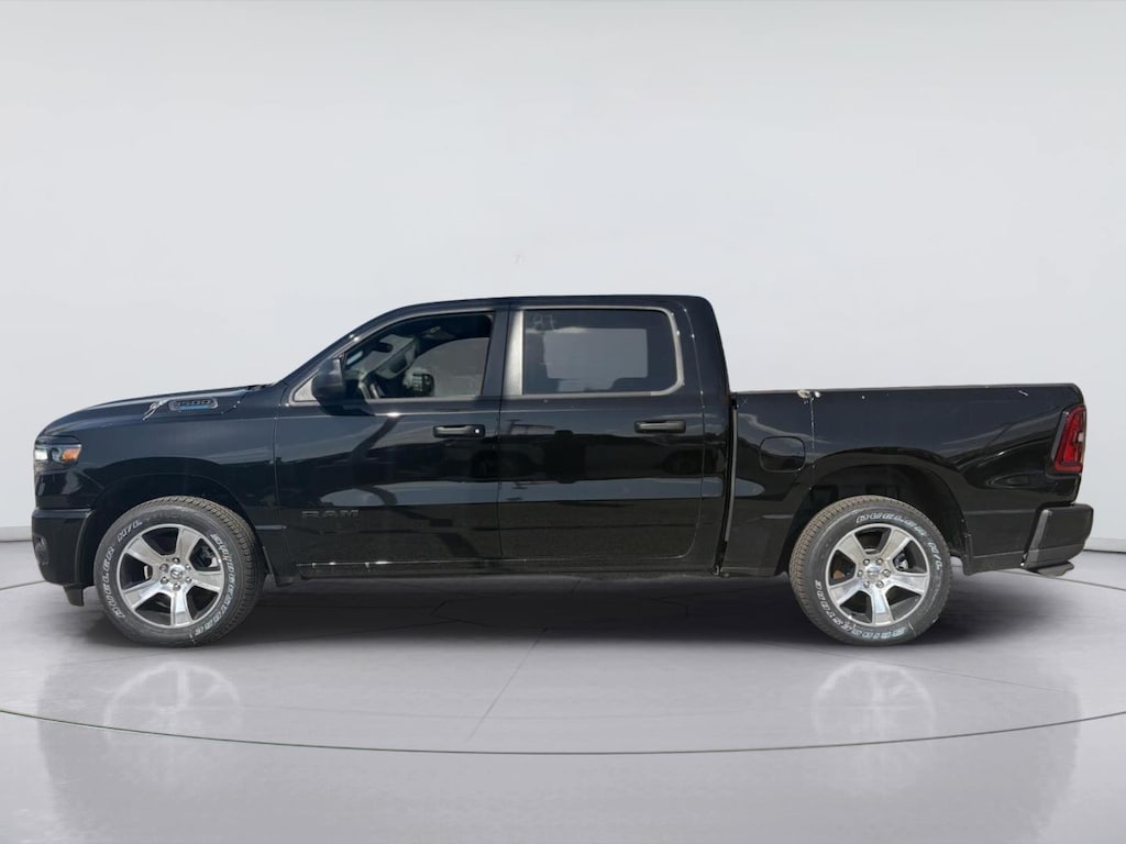 New 2026 Ram 1500 EXPRESS CREW CAB 4X2 5'7 BOX Pickup