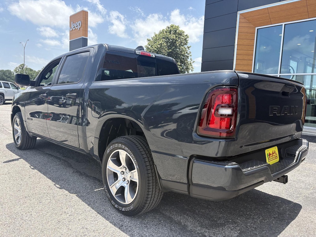 New 2026 Ram 1500 EXPRESS CREW CAB 4X2 5'7 BOX Pickup