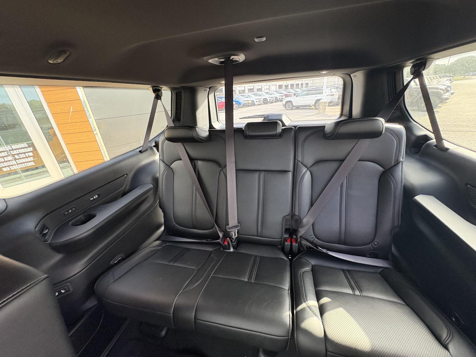2025 Jeep Wagoneer L Series II - Photo 10