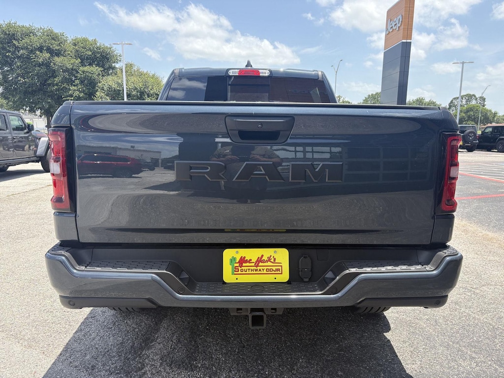 New 2026 Ram 1500 EXPRESS CREW CAB 4X2 5'7 BOX Pickup