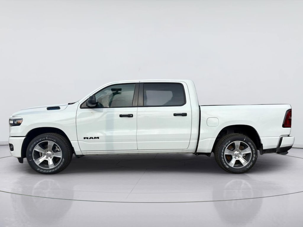 New 2026 Ram 1500 EXPRESS CREW CAB 4X2 5'7 BOX Pickup