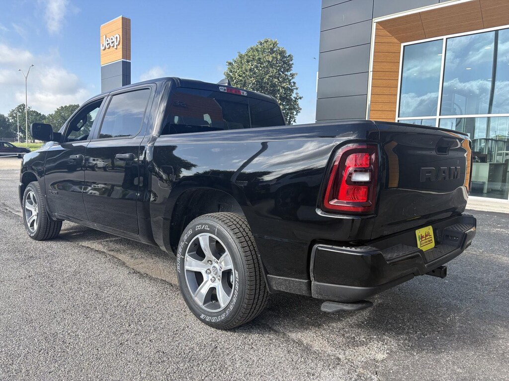 New 2026 Ram 1500 EXPRESS CREW CAB 4X2 5'7 BOX Pickup