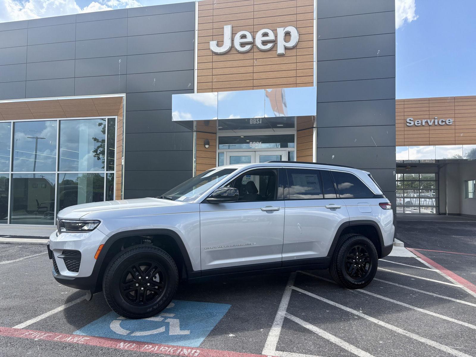 2025 Jeep Grand Cherokee Laredo's photo