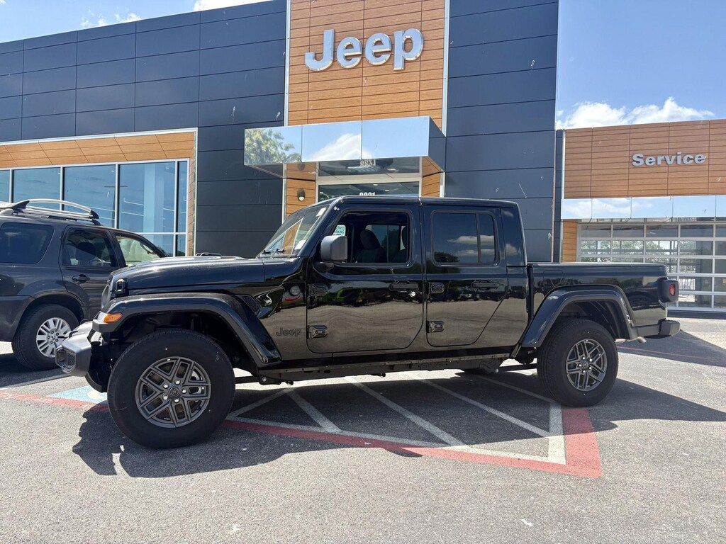 New 2025 Jeep Gladiator SPORT S 4X4 Pickup