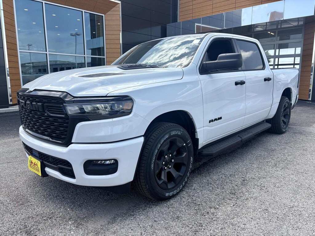 New 2026 Ram 1500 EXPRESS CREW CAB 4X4 5'7 BOX Pickup