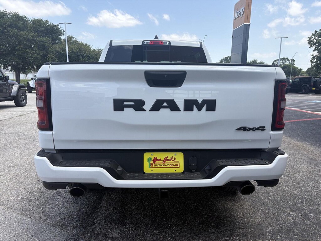 New 2026 Ram 1500 EXPRESS CREW CAB 4X4 5'7 BOX Pickup